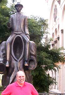 Gonshak at Kafka statue